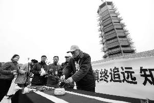抗战老兵代表张修齐、冯宗尧和几十位已逝老兵的家属，为抗战牺牲将士献花