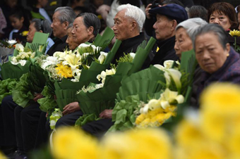 图为4月4日，南京大屠杀幸存者和遇难者遗属参加祭奠仪式。