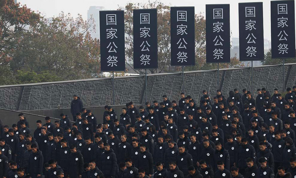 仪式现场拉响防空警报，向南京大屠杀死难者默哀