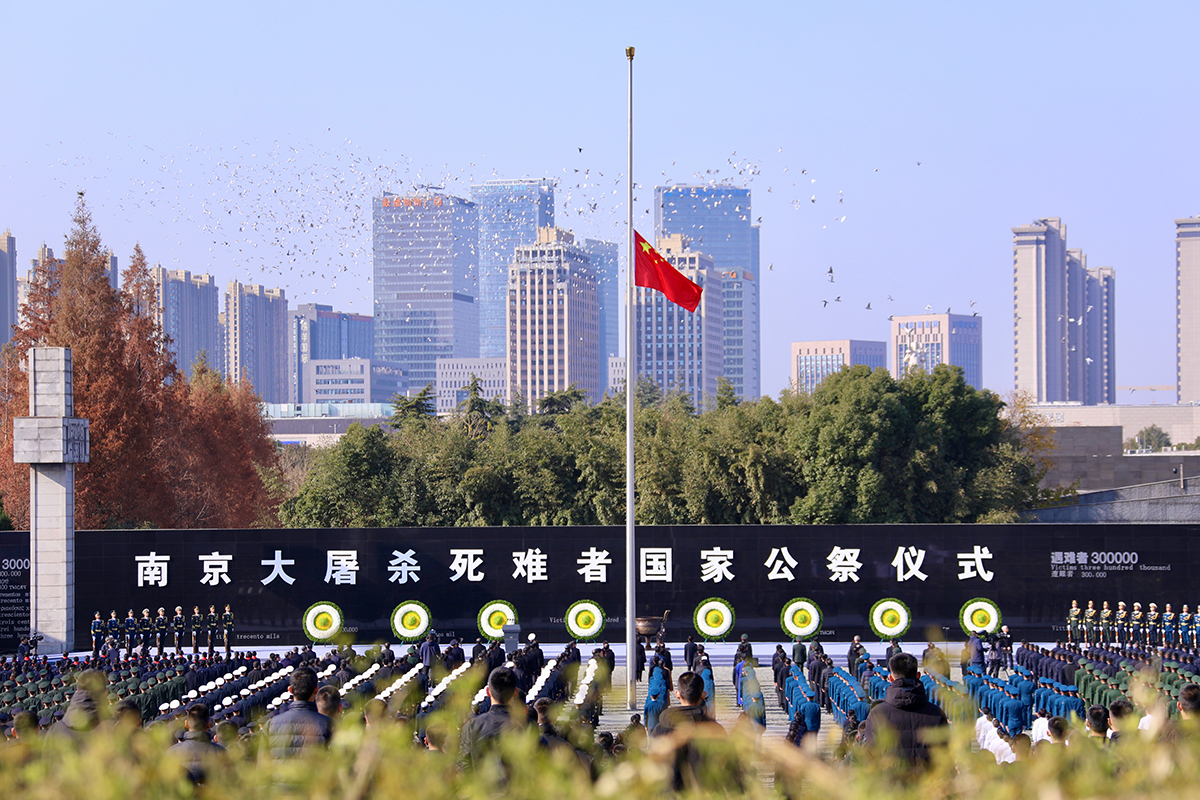 撞响和平大钟，放飞和平鸽